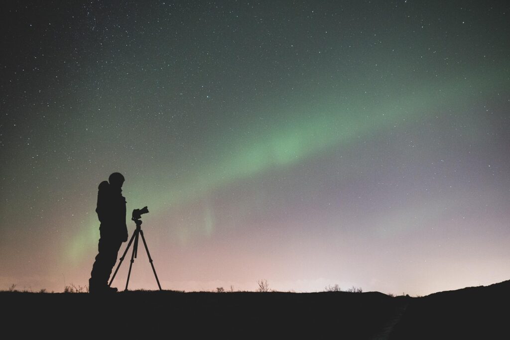 Tripod kurulmuş bir fotoğrafçının gece gökyüzünü çekişi