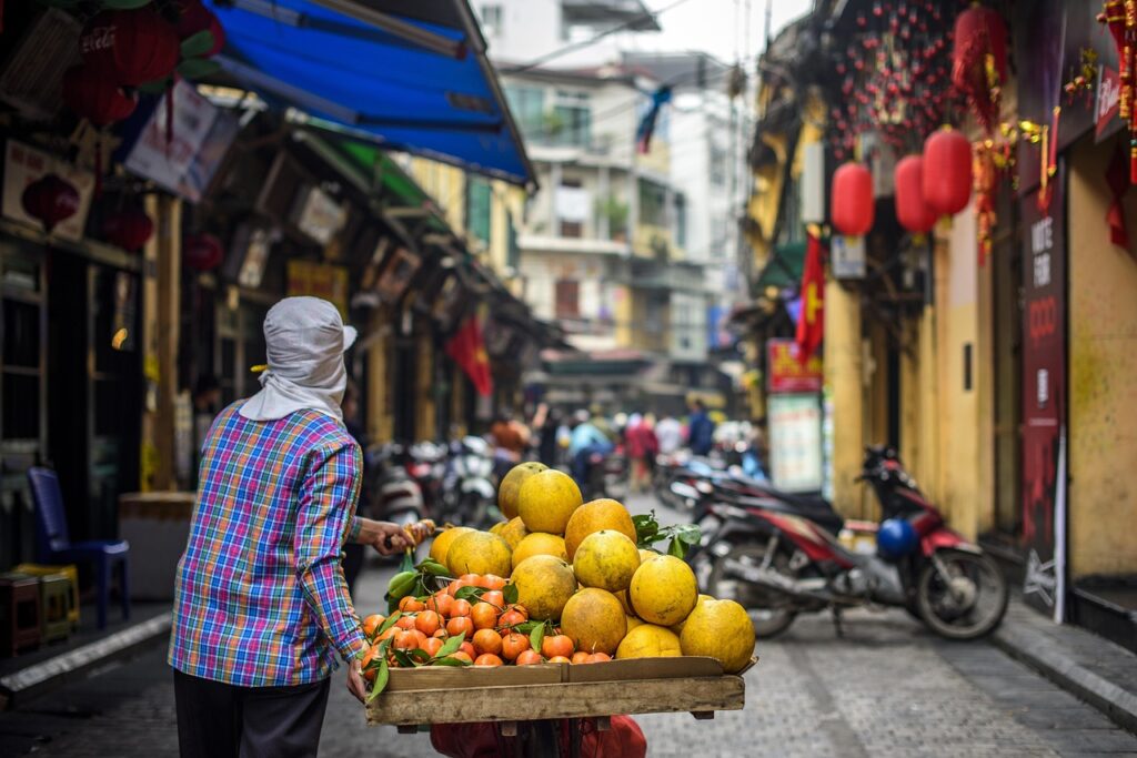 Hanoi Eski Mahalle'de dar sokak ve yerel hayat