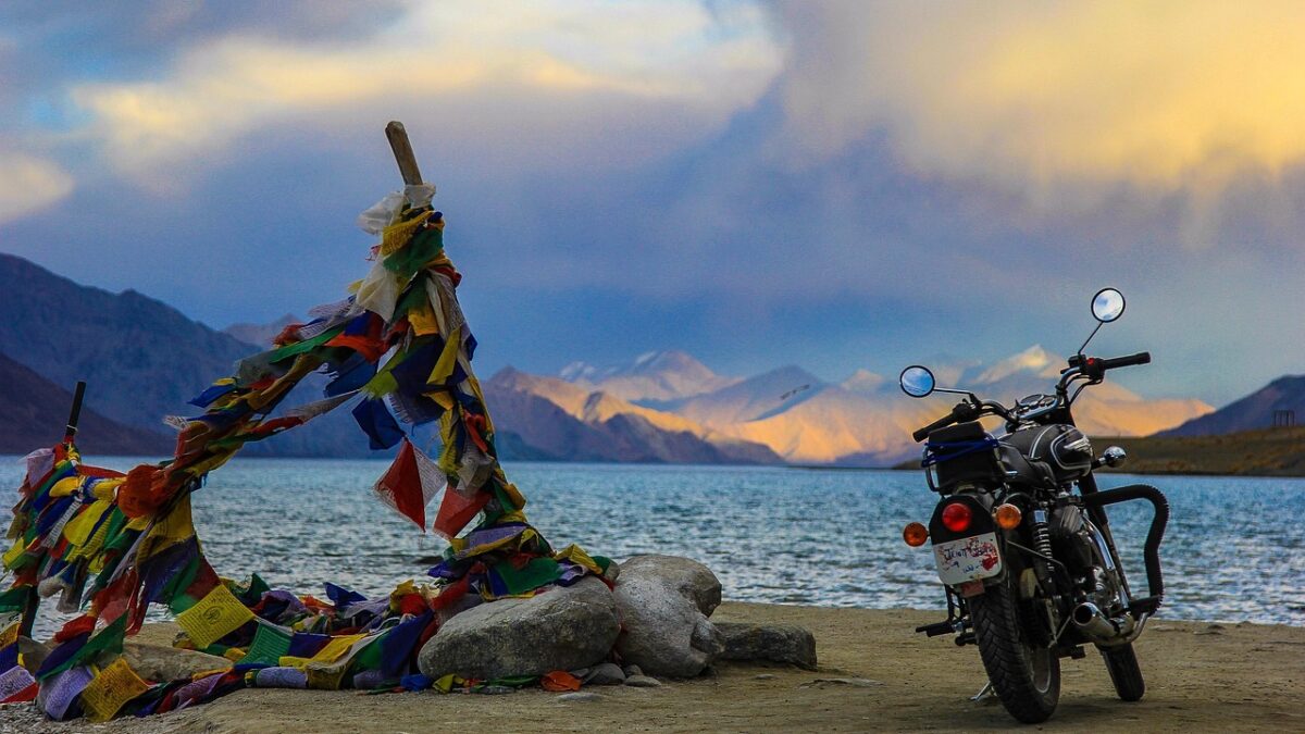 Ladakh'ta karlı dağların arasında uzanan Pangong Gölü'nün turkuaz suyu ve çevresindeki kurak tepeler