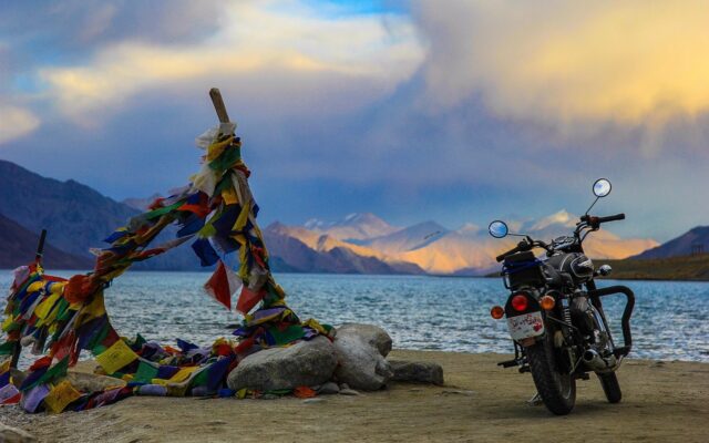 Ladakh'ta karlı dağların arasında uzanan Pangong Gölü'nün turkuaz suyu ve çevresindeki kurak tepeler