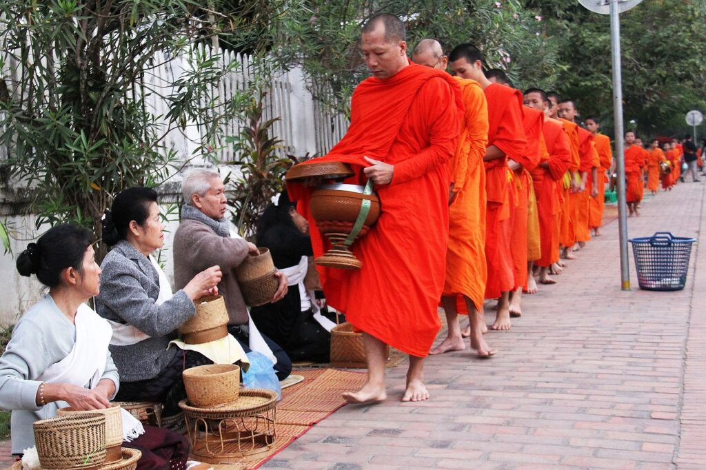 Luang Prabang'da sabah saatlerinde keşişlerin sadaka törenine katılması
