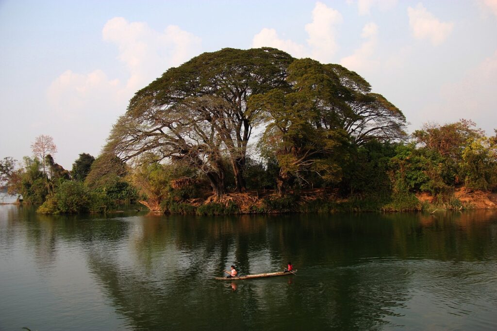 Dört Bin Ada bölgesinde Mekong Nehri'nin geniş ve sakin görüntüsü