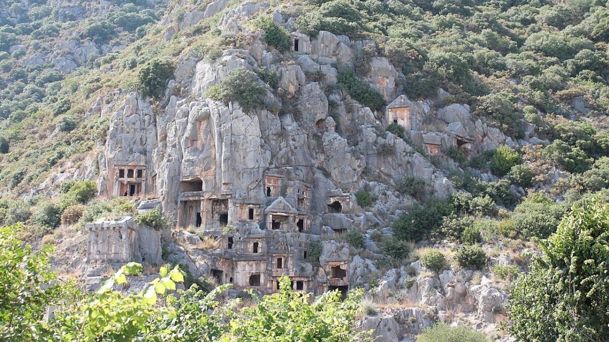 Demre Myra'da tepe yamacına oyulmuş Likya kaya mezarları ve antik cephe detayları