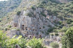 Demre Myra'da tepe yamacına oyulmuş Likya kaya mezarları ve antik cephe detayları