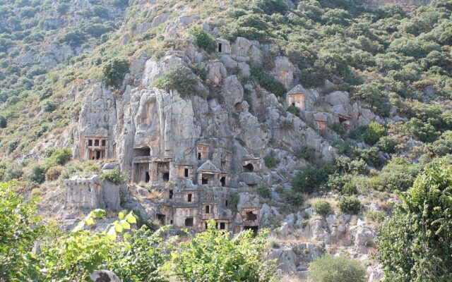 Demre Myra'da tepe yamacına oyulmuş Likya kaya mezarları ve antik cephe detayları