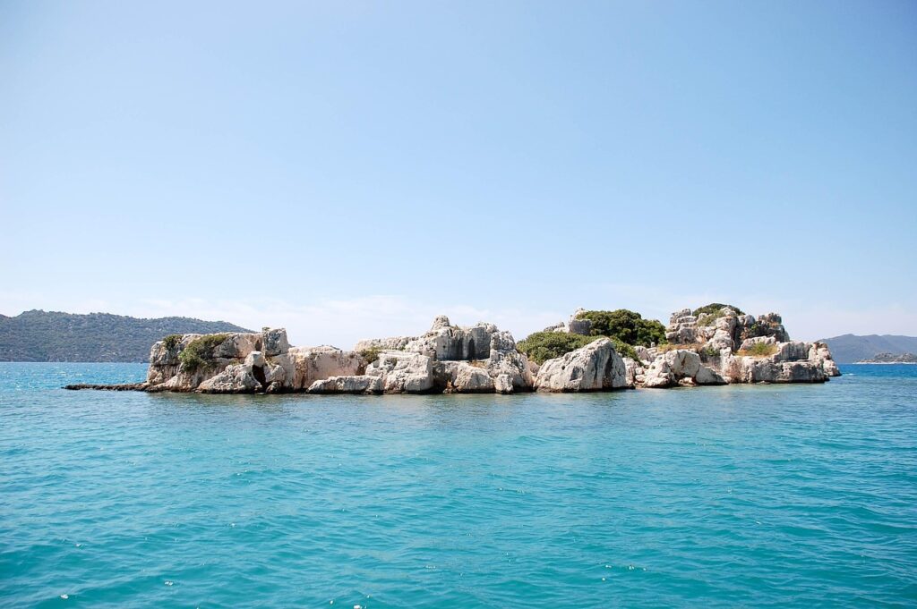 Kekova koylarında tekne ve berrak deniz