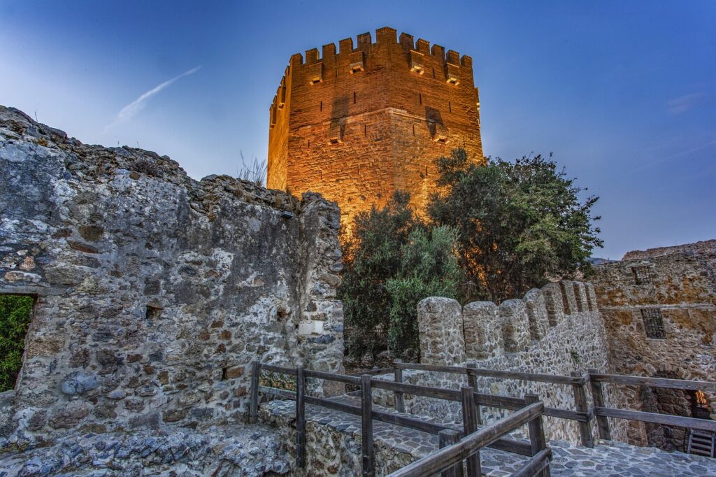 Alanya Kızıl Kule ve kıyı şeridi