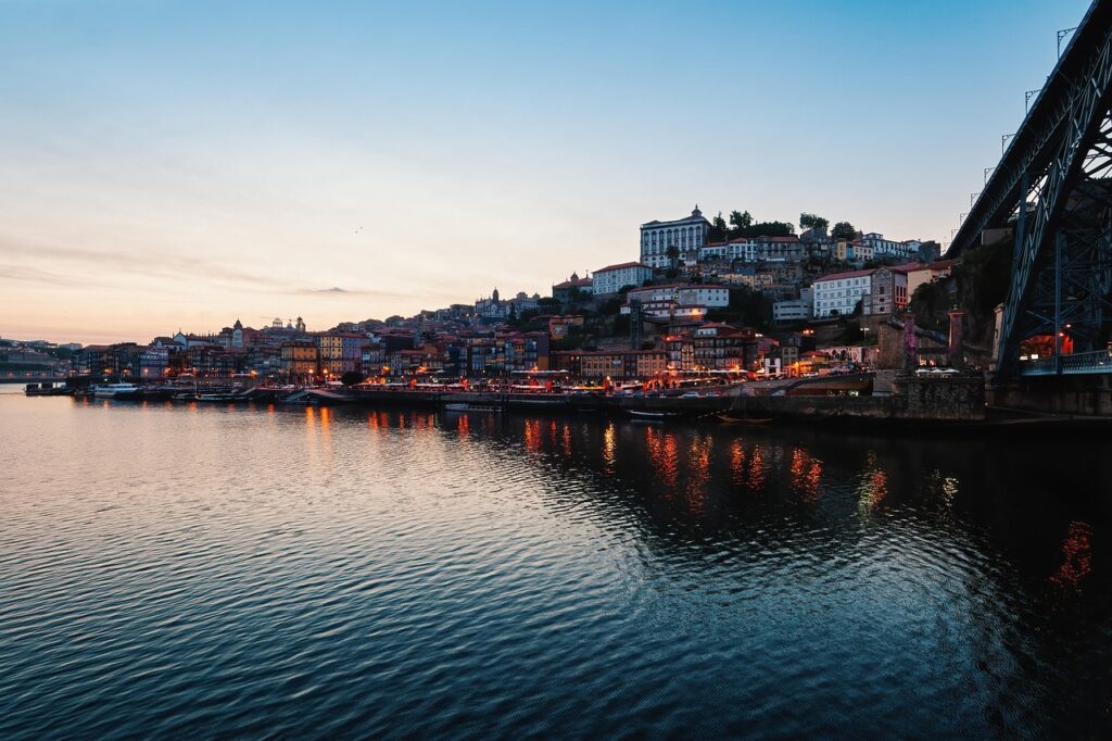 Porto'da Douro nehri üzerindeki Dom Luís I Köprüsü