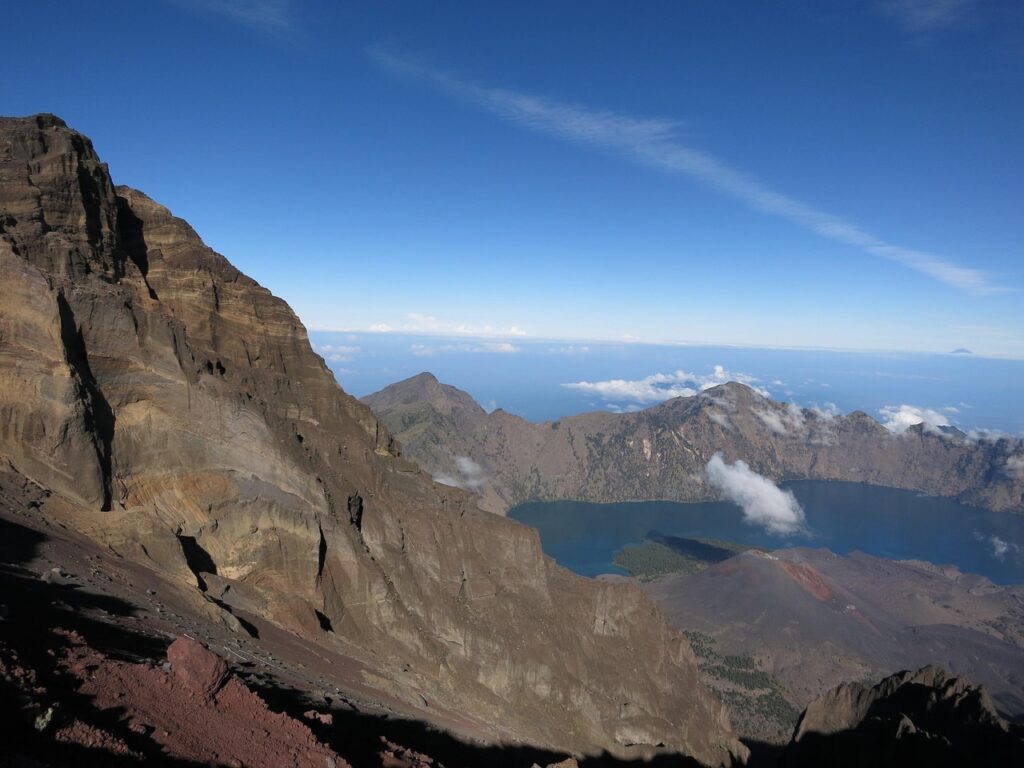 Rinjani Dağı yürüyüş rotasında bulutlu zirve manzarası