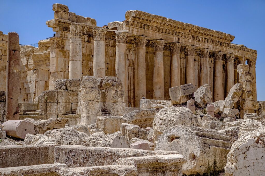 Baalbek'teki Roma dönemi tapınağının büyük sütunları