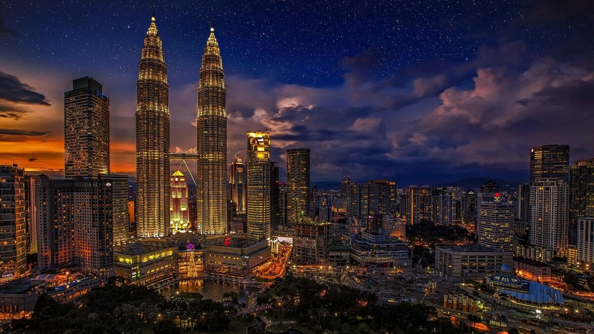 Malezya gezi planı için Kuala Lumpur'da Petronas İkiz Kuleleri gece manzarası