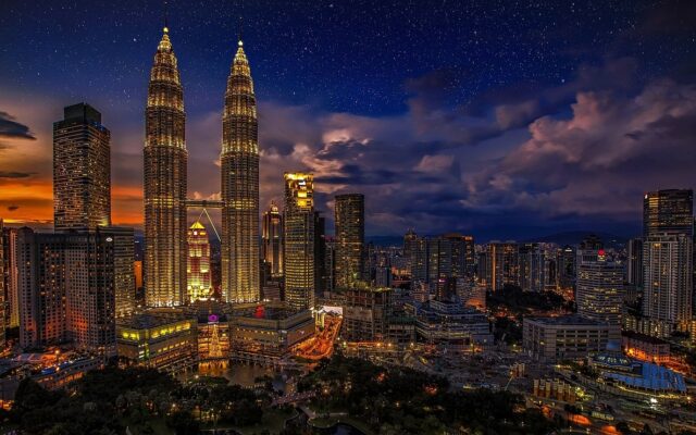 Malezya gezi planı için Kuala Lumpur'da Petronas İkiz Kuleleri gece manzarası