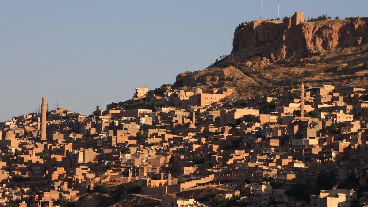 Mardin'in taş evlerinin yamaçtan Mezopotamya ovasına doğru uzanan görünümü