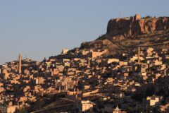 Mardin'in taş evlerinin yamaçtan Mezopotamya ovasına doğru uzanan görünümü