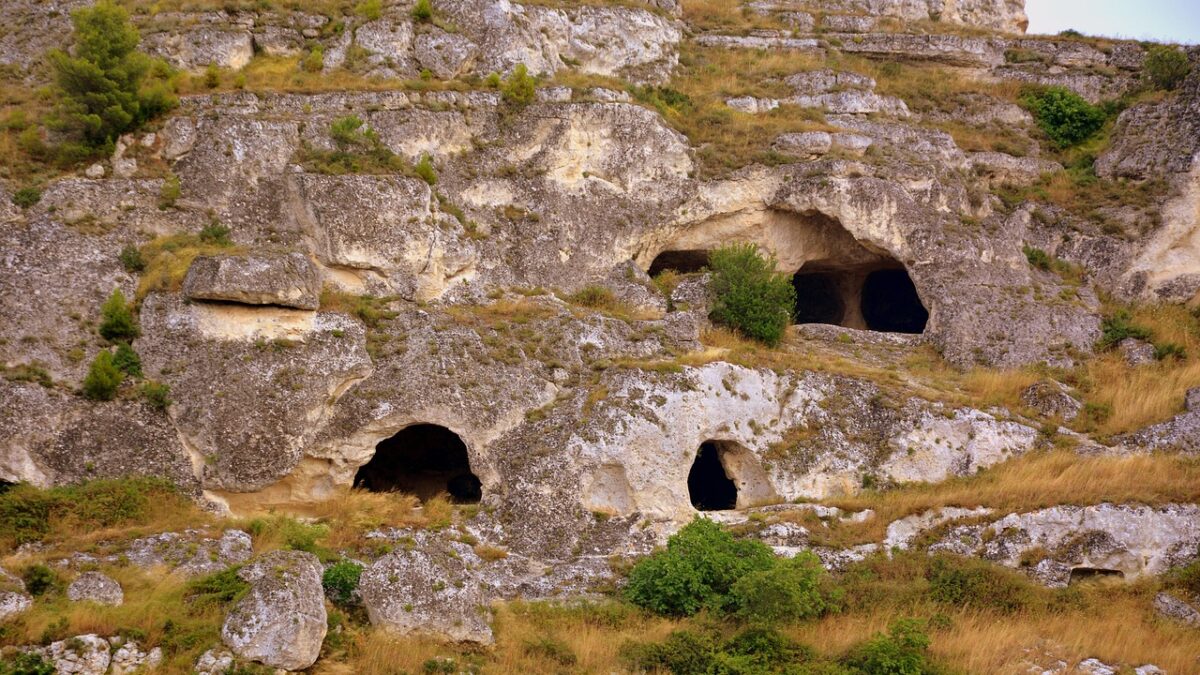 Kayalara oyulmuş taş evleri ve dik sokaklarıyla Matera'nın Sassi kenti