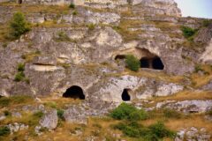Kayalara oyulmuş taş evleri ve dik sokaklarıyla Matera'nın Sassi kenti