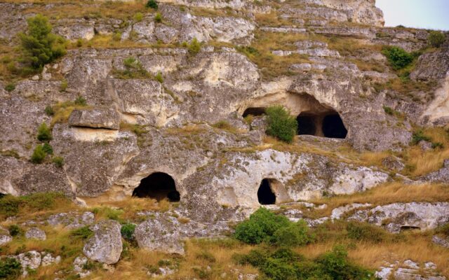 Kayalara oyulmuş taş evleri ve dik sokaklarıyla Matera'nın Sassi kenti