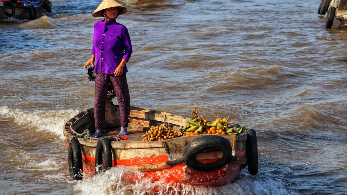 Mekong Deltası'nda kanal üzerinde yüzen pazar ve renkli sandallar