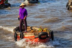 Mekong Deltası'nda kanal üzerinde yüzen pazar ve renkli sandallar