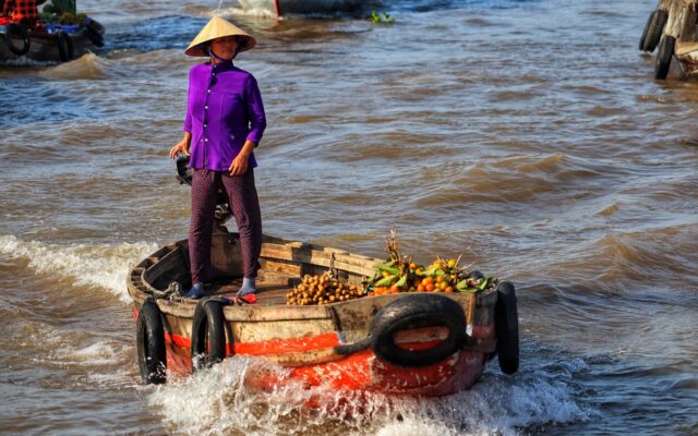 Mekong Deltası'nda kanal üzerinde yüzen pazar ve renkli sandallar