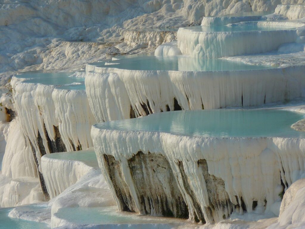 Pamukkale travertenleri ve sığ termal havuzlar