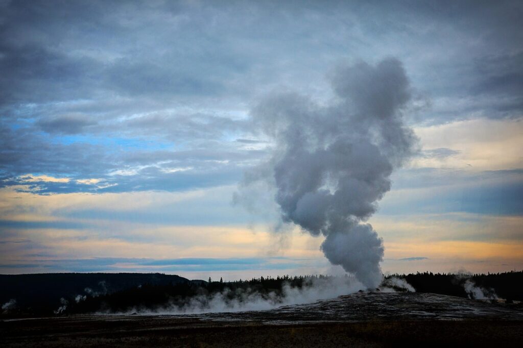 Yellowstone Milli Parkı'nda püskürmekte olan Old Faithful gayzeri