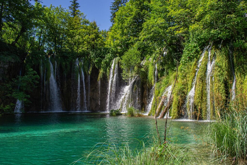 Plitvice Gölleri'nde birbirine bağlanan şelaleler ve turkuaz sular