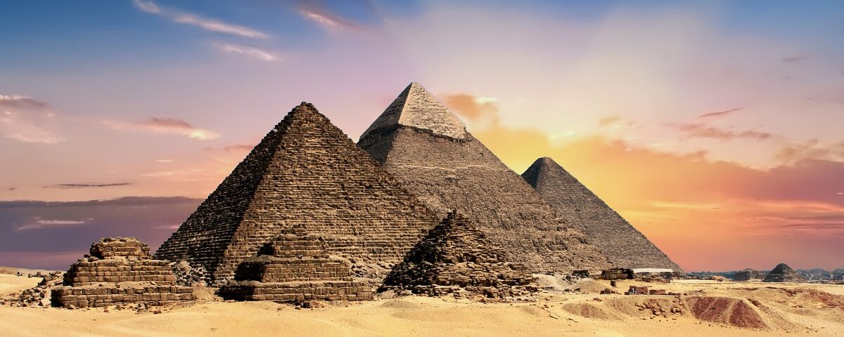Mısır’da Giza piramitleri ile Güney Afrika’da Table Mountain’ı karşılaştıran Afrika seyahat kapak görseli