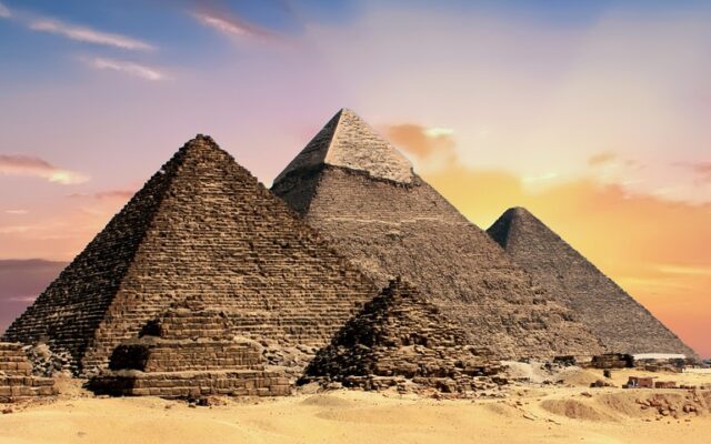 Mısır’da Giza piramitleri ile Güney Afrika’da Table Mountain’ı karşılaştıran Afrika seyahat kapak görseli