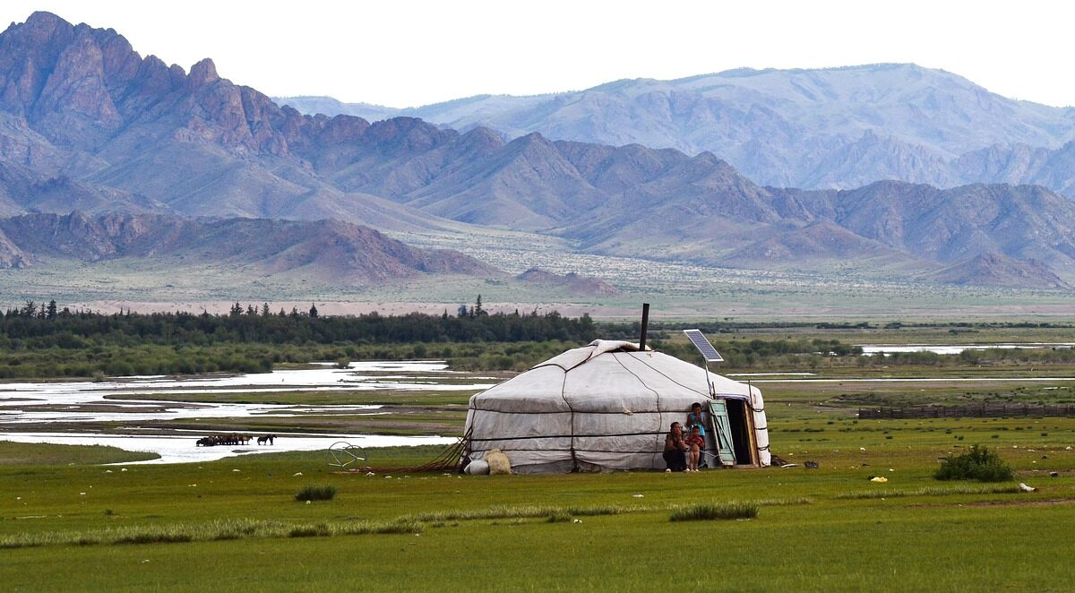 Moğolistan'da geniş step manzarası ve geleneksel yurt