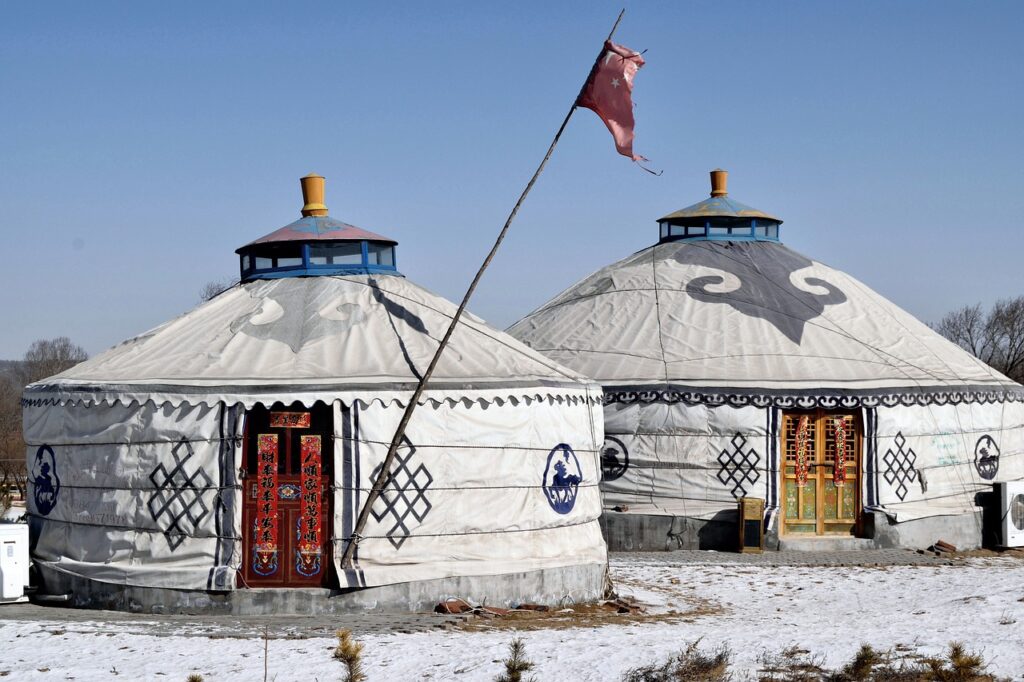 Akşam saatlerinde Moğolistan'da geleneksel yurt kampı