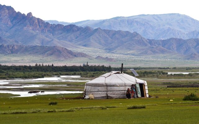 Moğolistan'da geniş step manzarası ve geleneksel yurt