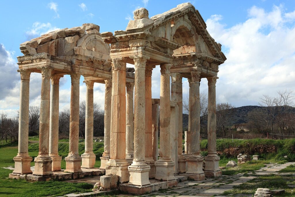 Anadolu'da taş sütunlu tarihi yapı kalıntıları