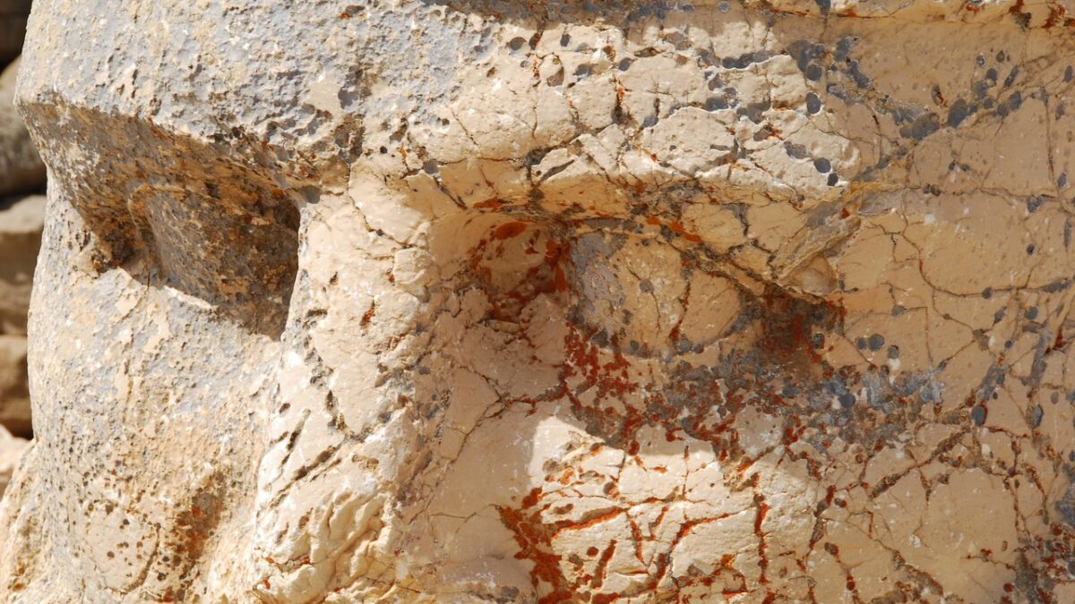 Nemrut Dağı'ndaki taş heykeller ve gün doğumu manzarası