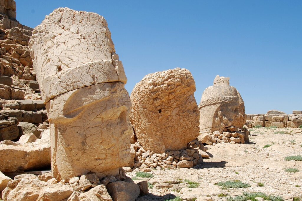 Nemrut Dağı'nda gün doğumunda aydınlanan dev taş heykel başları