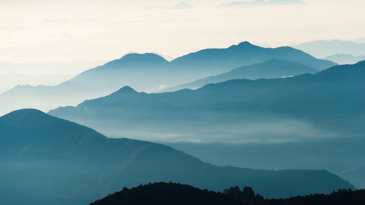 Himalaya dağlarının karlı zirveleri ve yürüyüş patikası manzarası