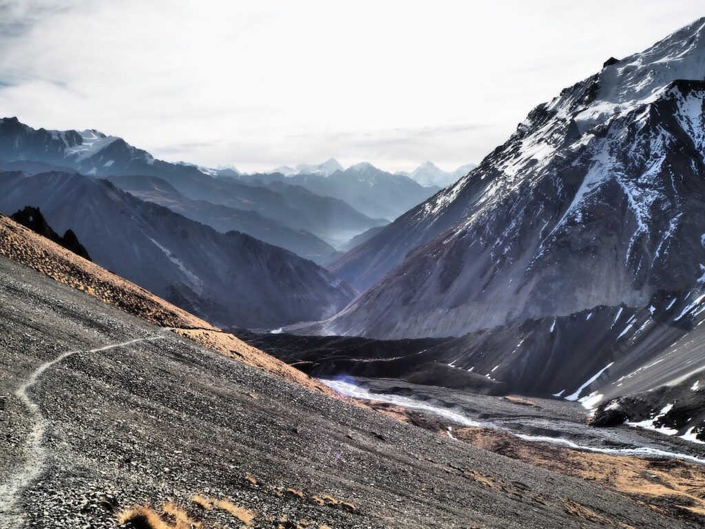 Annapurna yürüyüş rotasında dağ patikası