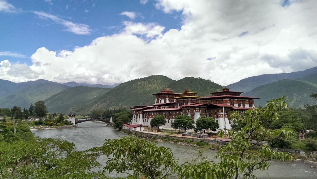 Punakha Dzong'un nehir kenarındaki görünümü