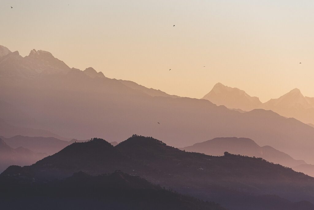 Pokhara Gölü ve arka plandaki dağlar