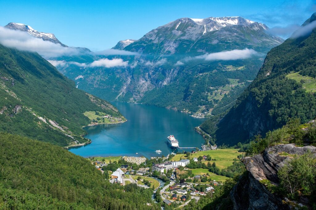 Geiranger köyünün fiyorda bakan manzarası