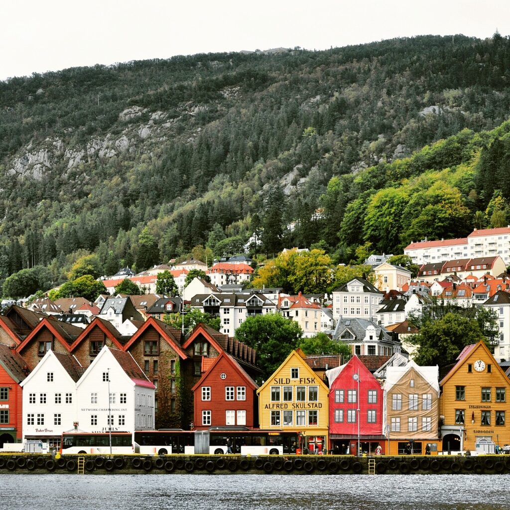 Bergen'de Bryggen bölgesindeki renkli ahşap evler