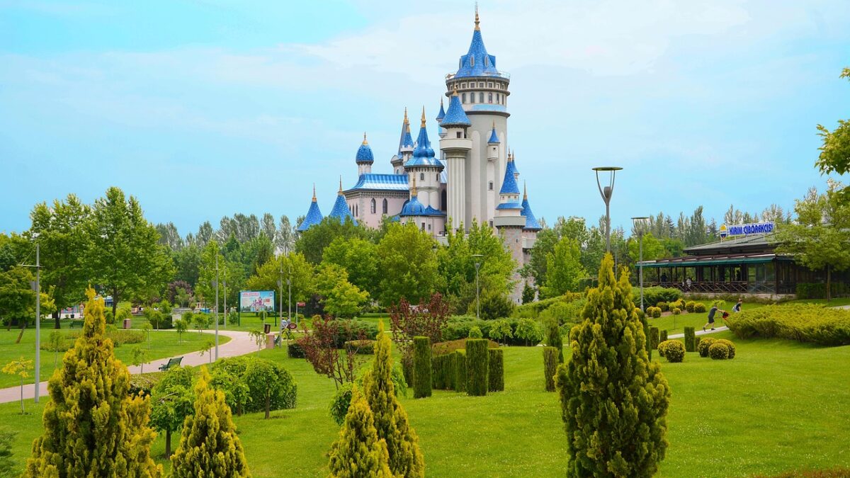 Eskişehir Odunpazarı'nda renkli ahşap evler ve sokak manzarası