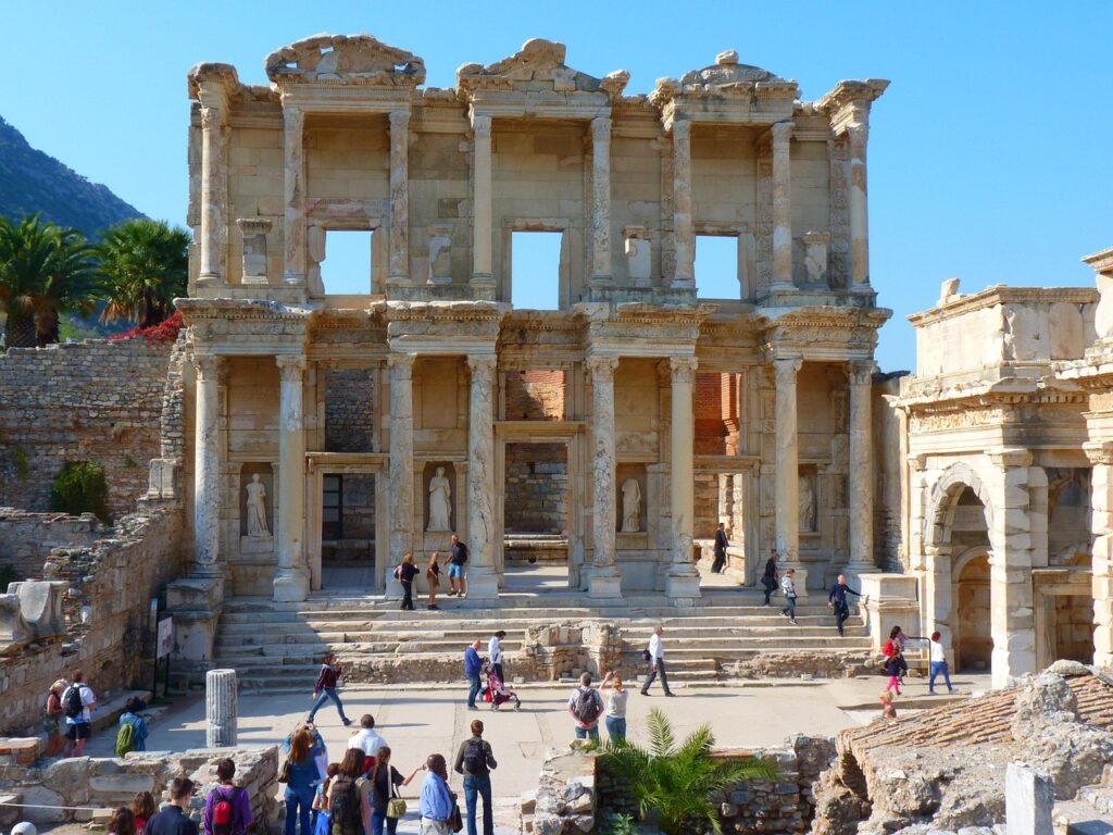 Efes'te Celsus Kütüphanesi'nin cephesi ve ziyaretçilerin fotoğraf çektiği alan