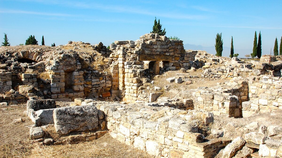 Türkiye'de bir ören yerinde taş kalıntılar ve gezginler
