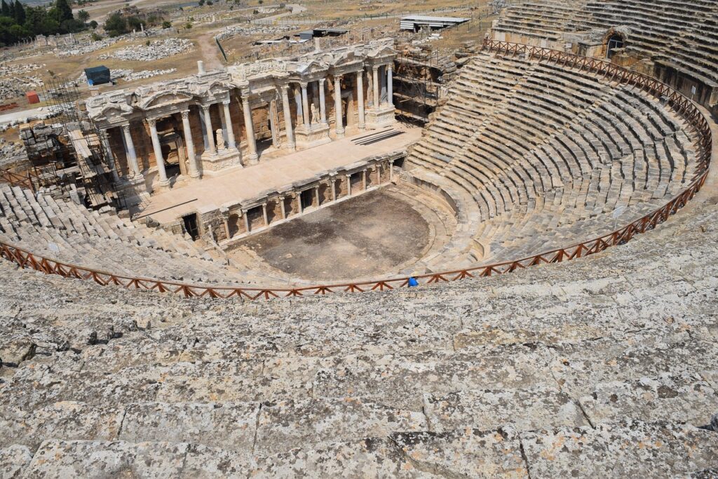 Antik tiyatronun merdivenli taş sıraları