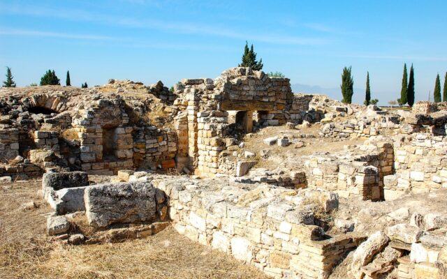 Türkiye'de bir ören yerinde taş kalıntılar ve gezginler