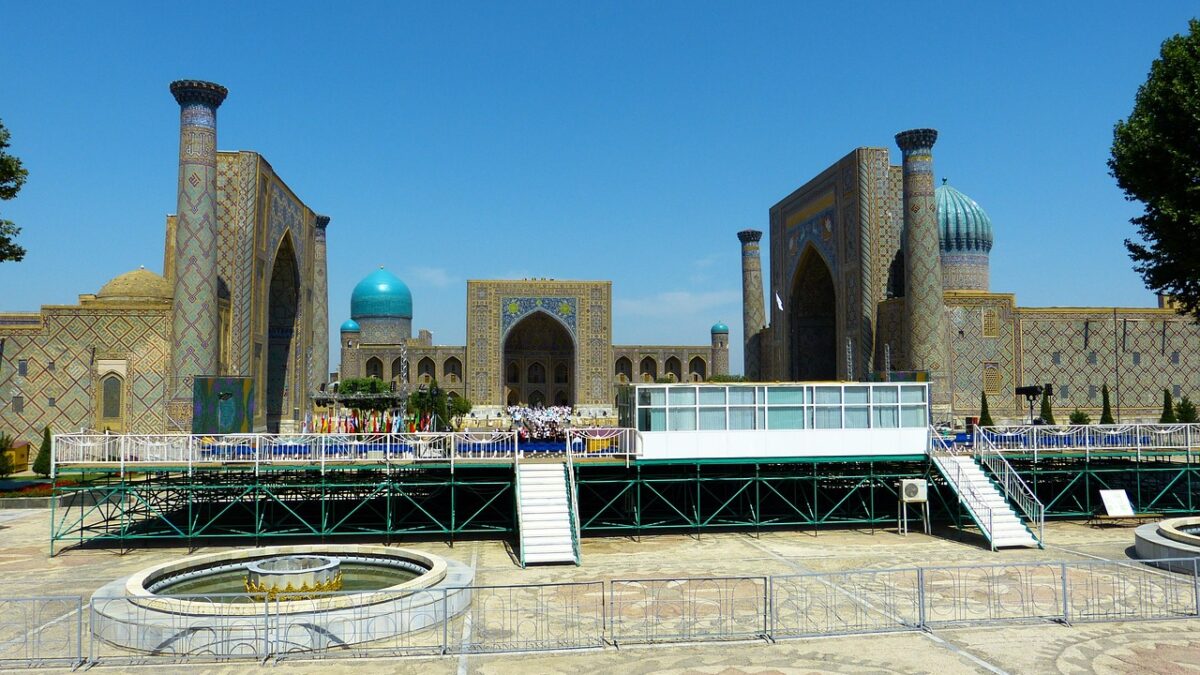 Semerkant'ta Registan Meydanı'nın üç medresesiyle çevrili geniş avlu ve akşam ışıkları