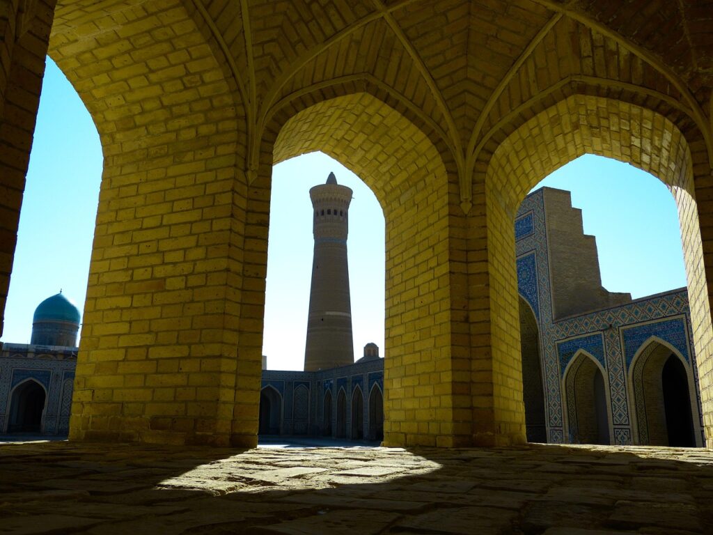 Buhara'nın eski şehir merkezindeki Kalyan Minaresi ve tarihi yapılar