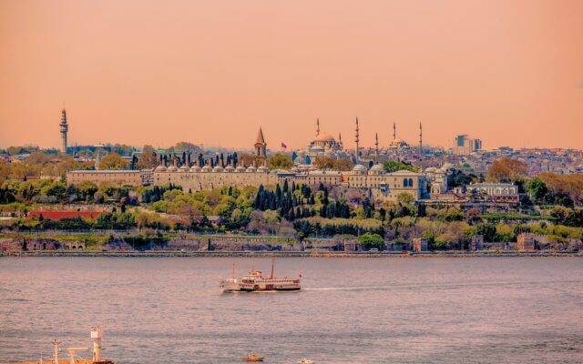 İstanbul Boğazı kıyısında Osmanlı sarayları gezi rehberi için Dolmabahçe Sarayı manzarası