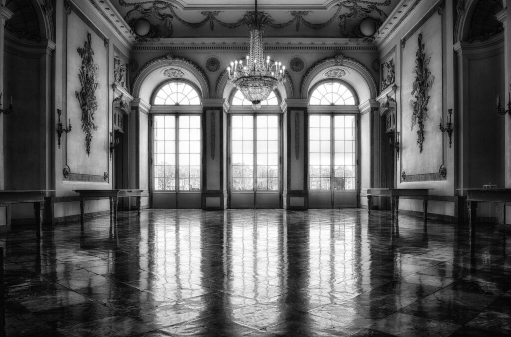 Dolmabahçe Sarayı'nın görkemli salonunda kristal avizeler